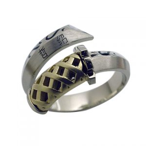 14 kt two-tone gold samurai men's ring with a satin finish