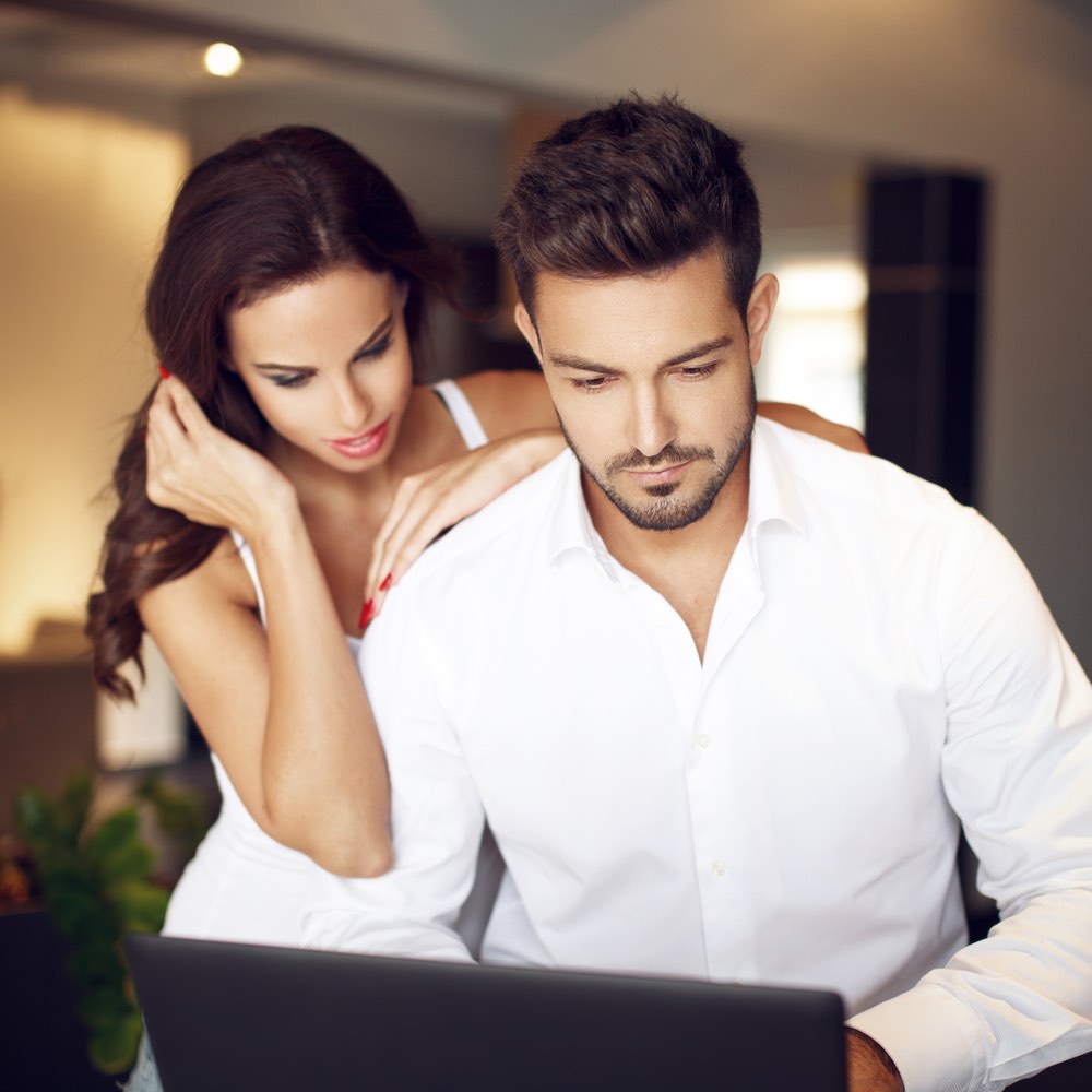 couple designing their custom jewelry